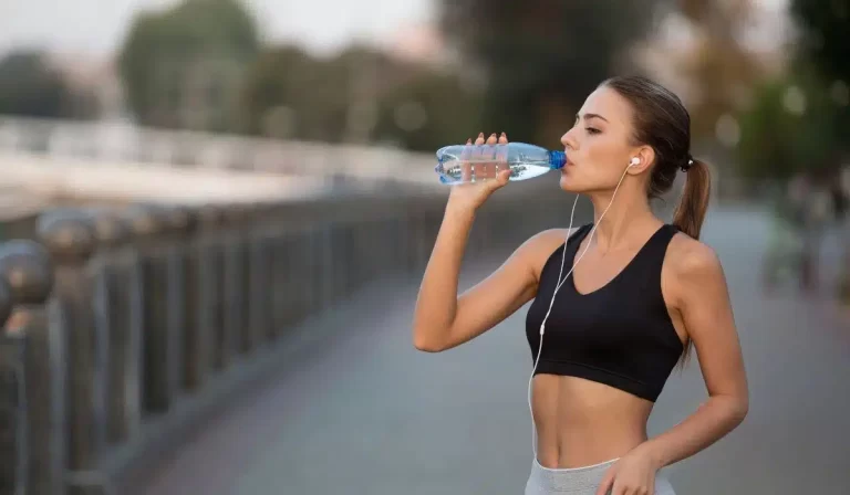 DICAS DE SAÚDE. VERÃO. PREVENÇÃO. PREPARAÇÃO. PRÁTICA DE EXERCÍCIOS FÍSICO. HIDRATAÇÃO. CALÇADO. ALIMENTAÇÃO. HORÁRIO.