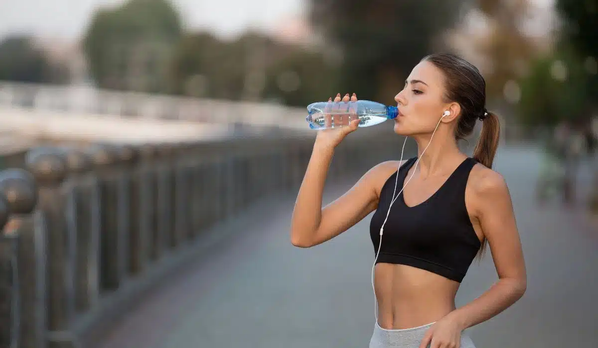 DICAS DE SAÚDE. VERÃO. PREVENÇÃO. PREPARAÇÃO. PRÁTICA DE EXERCÍCIOS FÍSICO. HIDRATAÇÃO. CALÇADO. ALIMENTAÇÃO. HORÁRIO.