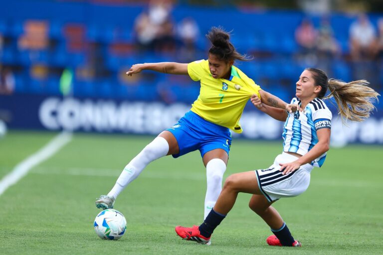 SUL-AMERICANAO SUB-20. FEMININO. PRIEMIRA FASE. GRUPO B. QUINTA RODADA. ARGENTONA. PRIMEIRA COLOCADA. 12 PONTOS. CLASSIFICADA. BRASIL. SEGUNDO COLOCADO. 9 PONTOS. CLASSIFICADO.