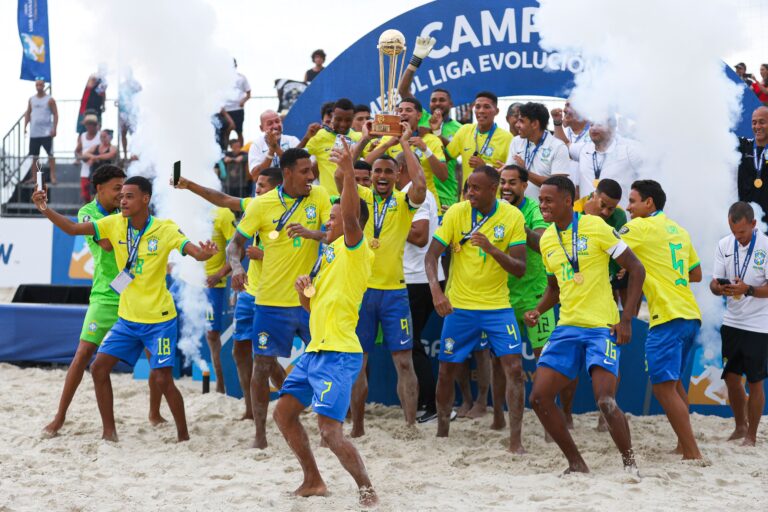 LIGA EVOLUÇÃO DE BEACH SOCCER. BRASIL. PENTACAMPEÃO. 2017. 2018. 2019. 2022. 2025.