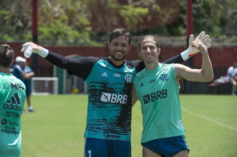 APOSENTADORIA. DIEGO ALVES. FILIPE LUÍS. JOGADOR. FUTEBOL.