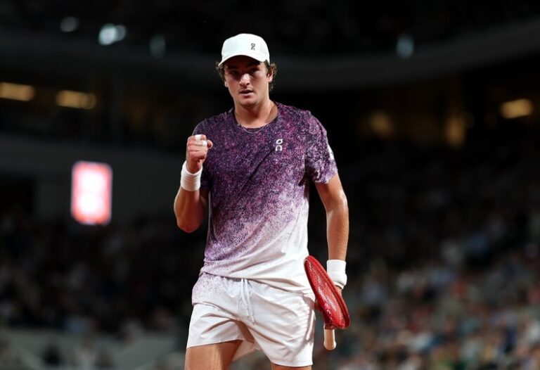 ROLAND GARROS. OITAVAS DE FINAL. JOÃO FONSECA. CLASSIFICADO. BRASIL. CASPER RUUD. NOUEGA. ELIMINADO. QUARATSD E FINAL. JAKUB MENSIK. REPÚBLICA TCHECA. CONTRA. JOÃO FONSECA. BRASIL.