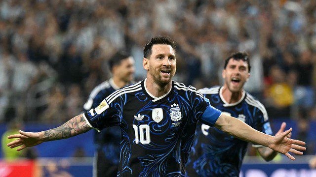 COPA DO MUNDO DE 2026. PRIMEIRA FASE. TERCEIRA RODADA. GRUPO J. ARGENTINA. CLASSIFICADA. PRIMEIRA COLOCADA. 9 PONTOS. ÁUSTRIA. SEGUNDA COLOCADA. 4 PONTOS. CLASSIFICADA. 1 VITÓRIA. 0 GOL DE SALDO. ARGÉLIA. TERCEIRA COLOCADA. 1 VITÓRIA. -2 GOLS DE SALDO. CLASSIFICADA. JORDÂNIA. QUARTA COLOCADA. 0 PONTO. ELIMINADA.