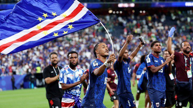 COPA DO MUNDO DE 2026. PRIMEIRA FASE. TERCEIRA RODADA. GRUPO H. ESPANHA. PRIMEIRA COLOCADA. CLASSIFICADA. 7 PONTOS. CABO VERDE. SEGUNDO COLOCADO. 3 PONTOS. URUGUAI. TERCEIRO COLOCADO. ELIMINADO. 0 VITÓRIA. 2 PONTOS. -1 GOL DE SALDO. ARÁBIA SAUDITA. QUARTA COLOCADA. ELIMINADA. 2 PONTOS. 0 VITORIA. -4 GOLS DE SALDO.