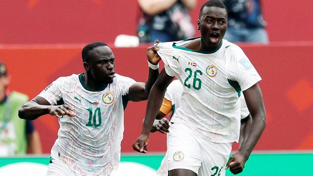 COPA DO MUNDO DE 2026. PRIMEIRA FASE. TERCEIRA RODADA. GRUPO I. FRANÇA. PRIMEIRA COLOCADA. CLASSIFICADA. 9 PONTOS. NORUEGA, SEGUNDA COLOCADA. CLASSIFICADA. 6 PONTOS. SENEGAL. TERCEIRO COLOCADO. 3 PONTOS. IRAQUE. QUARTO COLOCADO. ELIMINADO. 0 PONTO.