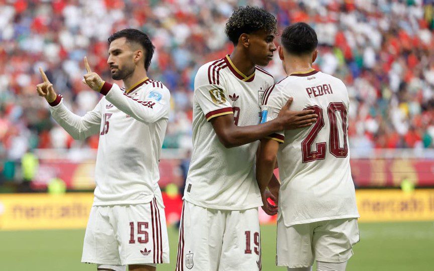 COPA DO MUNDO DE 2026. PRIMEIRA FASE. TERCEIRA RODADA. GRUPO H. ESPANHA. PRIMEIRA COLOCADA. CLASSIFICADA. 7 PONTOS. CABO VERDE. SEGUNDO COLOCADO. 3 PONTOS. URUGUAI. TERCEIRO COLOCADO. ELIMINADO. 0 VITÓRIA. 2 PONTOS. -1 GOL DE SALDO. ARÁBIA SAUDITA. QUARTA COLOCADA. ELIMINADA. 2 PONTOS. 0 VITORIA. -4 GOLS DE SALDO.