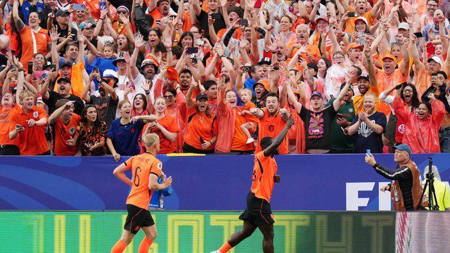 COPA DO MUNDO DE 2026. PRIMEIRA FASE. TERCEIRA RODADA. GRUPO F. HOLANDA. PRIMEIRA COLOCADA. 7 PONTOS. CLASSIFICADA. JAPÃO. SEGUNDO COLOCADO. 5 PONTOS. CLASSIFICADO. SUÉCIA. 4 PONTOS. TERCEIRO COLOCADO. TUNÍSIA. QUARTA COLOCADA. ELIMINADA. 0 PONTO.