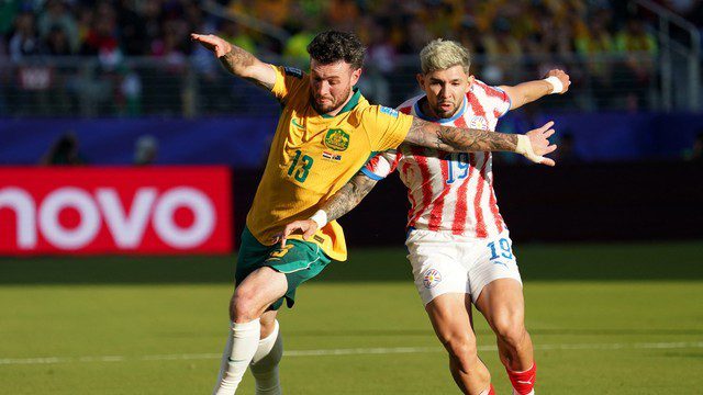 COPA DO MUNDO DE 2026. PRIMEIRA FASE. TERCEIRA RODADA. GRUPO D. ESTADOS UNIDOS. PRIMEIRO COLOCADO. CLASSIFICADO. 6 PONTOS. AUSTRALIA. SEGUNDA COLOCADA. CLASSIFICADA. 4 PONTOS. 0 GOL DE SALDO. PARAGUAI. TERCEIRO COLOCADO. 4 PONTOS. -2 GOLS DE SALDO. TURQUIA. QUARTA COLOCADA. 3 PONTOS. ELIMINADA.