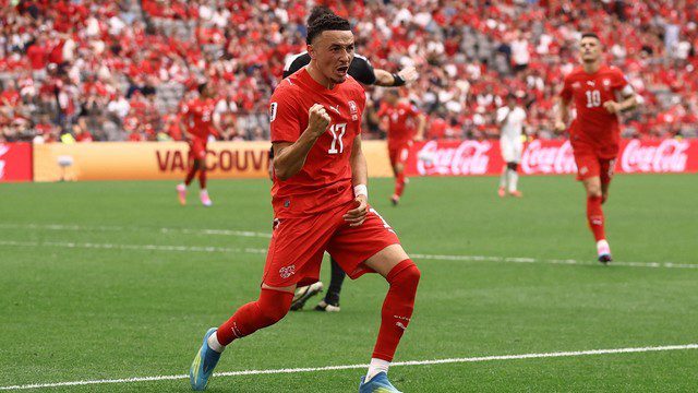 COPA DO MUNDO DE 2026. PRIMEIRA FASE. TERCEIRA RODADA. GRUPO B. SUÍÇA. CLASSIFICA. 7 PONTOS. PRIMEIRO LUGAR. ANADÁ. SEGUNDO COLOCADO. CLASSIFICADO. 4 PONTOS. +5 GOLS DE SALDO. BÓSNIA E HERZEGOVINA. TERCEIRO LUGAR. 4 PONTOS. -1 GOL DE SALDO. CATAR. QUARTO LUGAR. 1 PONTO.