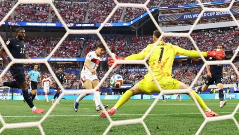 COPA DO MUNDO DE 2026. PRIMEIRA FASE. TERCEIRA RODADA. GRUPO D. ESTADOS UNIDOS. PRIMEIRO COLOCADO. CLASSIFICADO. 6 PONTOS. AUSTRALIA. SEGUNDA COLOCADA. CLASSIFICADA. 4 PONTOS. 0 GOL DE SALDO. PARAGUAI. TERCEIRO COLOCADO. 4 PONTOS. -2 GOLS DE SALDO. TURQUIA. QUARTA COLOCADA. 3 PONTOS. ELIMINADA.