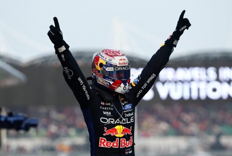 GRANDE PRÊMIO DO BAHREIN. MALÁSIA. FÓRMULA 1. MAX VERSTAPPEN. VITÓRIA. 15 GRANDES PRÊMIOS DEPOIS.